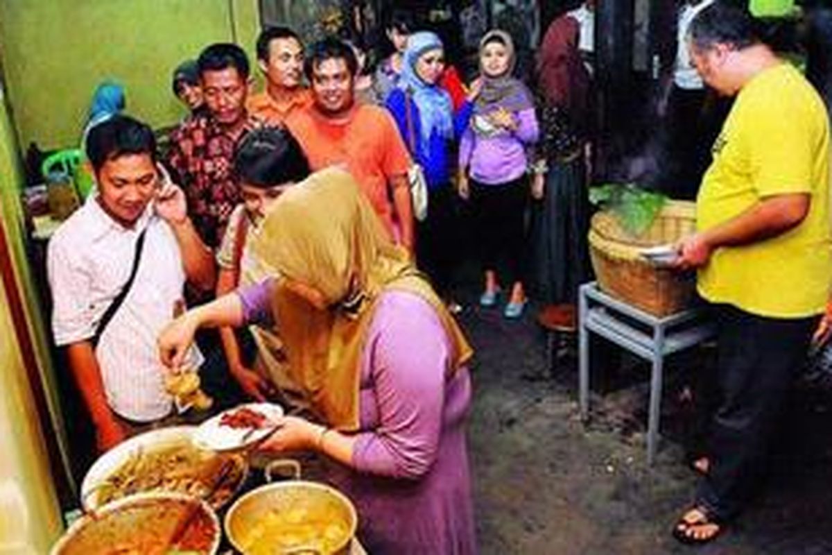 Pengunjung mengantre makanan gudeg di dapur warung makan Gudeg Pawon, Kampung Janturan, Kelurahan Warungboto, Umbulharjo, Yogyakarta, Senin (18/6/2012) malam.