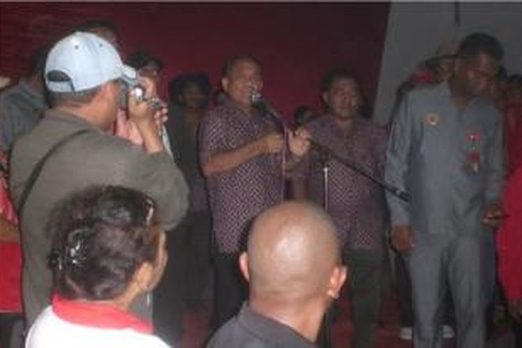 Gubernur NTT Frans Lebu Raya (memegang mikrofon) dan Bupati TTU Raymundus Fernandes (tengah), saat berkampanye di depan ribuan warga TTU, Rabu (6/3/2013) kemarin.