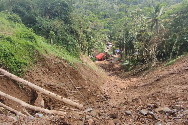 Tanah longsor pada puncak bukit di Pedukuhan Plampang II, Kalurahan Kalirejo, Kapanewon Kokap, Kabupaten Kulon Progo, Daerah Istimewa Yogyakarta. Longsor berbarengan dengan banjir di bukit akibat air berlebih tidak muat masuk gorong-gorong.