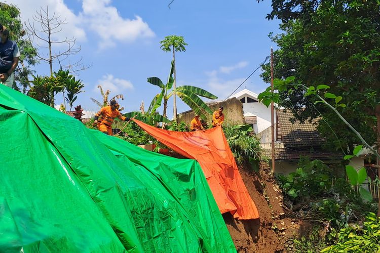 Hujan Deras dan Angin Kencang, 8 Makam di TPU Batakal Bogor Longsor