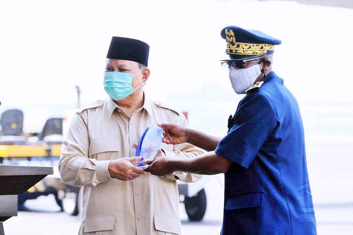 Menteri Pertahanan Prabowo Subianto (kiri) dan Chief of Air Force of Senegal BG Papa Souleymane SARR (kanan) dalam acara penyerahan Pesawat CN235-220 MPA kepada AU Senegal di Bandung pada Kamis (18/3/2021).