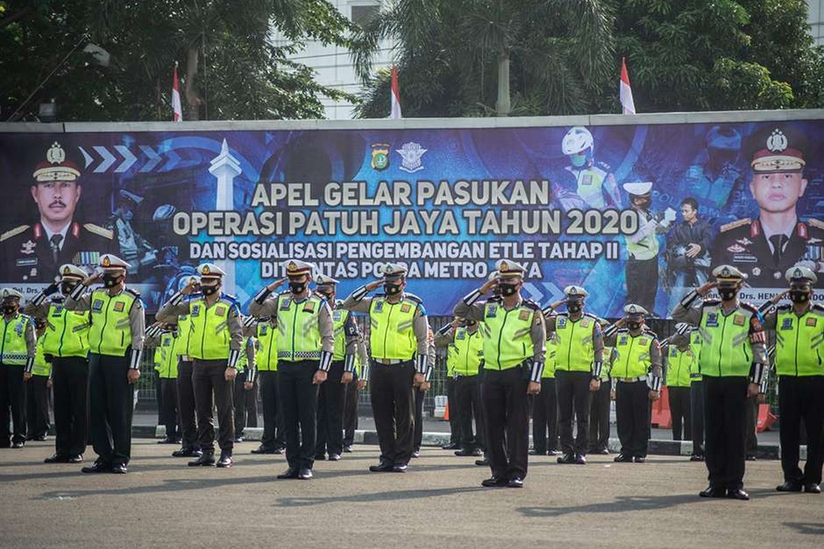 Sejumlah polisi lalu lintas mengikuti Apel Gelar Pasukan Operasi Patuh Jaya Tahun 2020 di Polda Metro Jaya, Jakarta, Kamis (23/7/2020). Operasi Patuh Jaya 2020 tersebut berlangsung selama 14 hari dimulai 23 Juli sampai 5 Agustus 2020 dengan mengerahkan sebanyak 1.807 personel gabungan dari unsur TNI, Polri, Satpol PP, dan Dishub yang bertujuan untuk meningkatkan kedisiplinan masyarakat berlalu lintas di masa adaptasi kebiasaan baru.