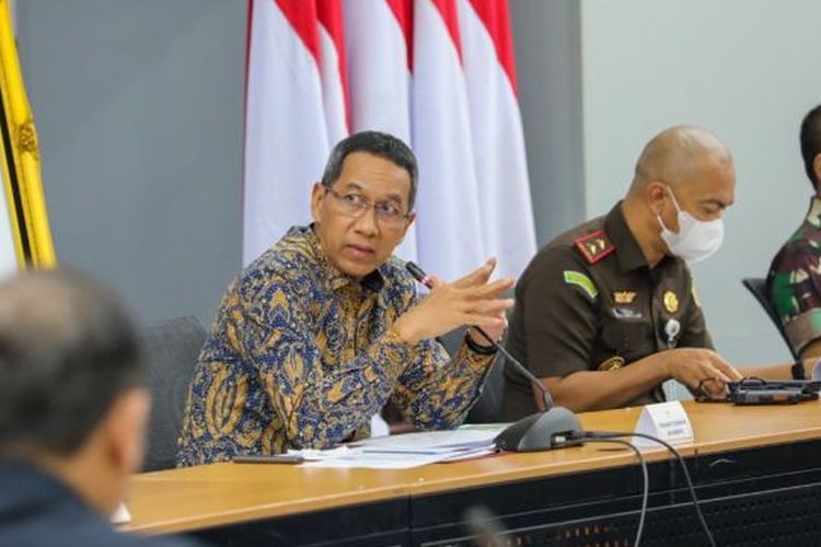 Penjabat Gubernur DKI Heru Budi Hartono memimpin rapat koordinasi pengendalian inflasi jelang Natal dan Tahun Baru di Balai Kota Jakarta, Selasa (20/12/2022) 