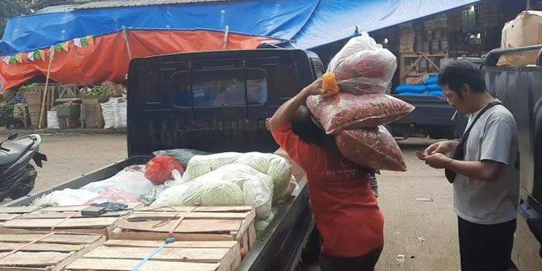 Sopir angkut di Pasar Induk Kramat Jati, Jakarta Timur, Senin (5/9/2022). Sopir angkut sayur di Pasar Induk Kramat Jati curhat soal kenaikan harga BBM. Mereka minta ongkos kirim naik. Ini permintaan mereka. 