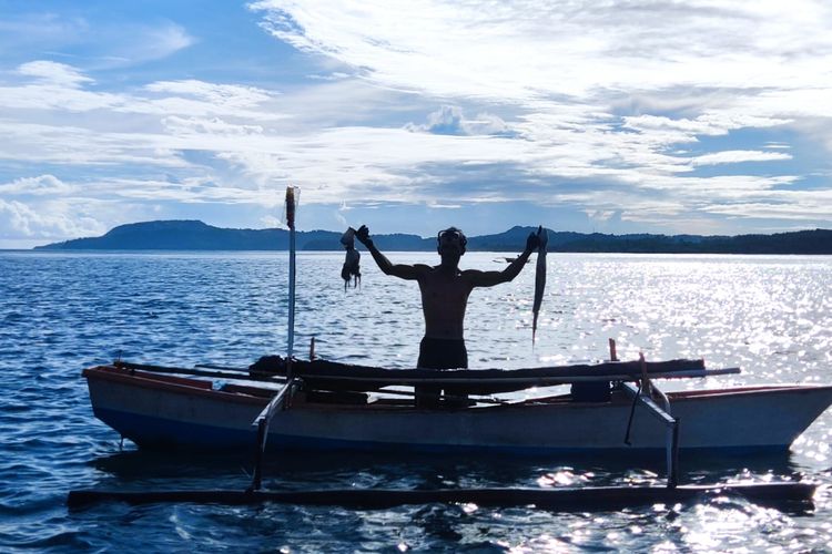 Nelayan dampingan Yayasan Pesisir Lestari tengah beraktivitas di laut.