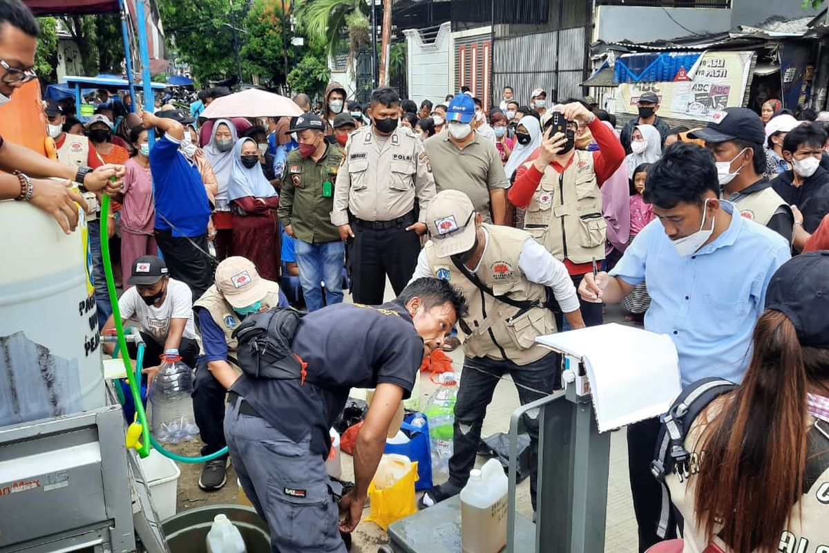 Warga di Kelurahan Pejagalan, Penjaringan, Jakarta Utara mendapat minyak goreng murah dengan harga Rp 10.500 per liter, Senin (7/3/2022).