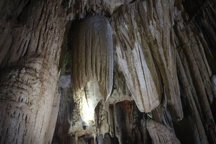 Batu-batu kristal yang ada di Goa Gong, Pacitan, Jawa Timur.