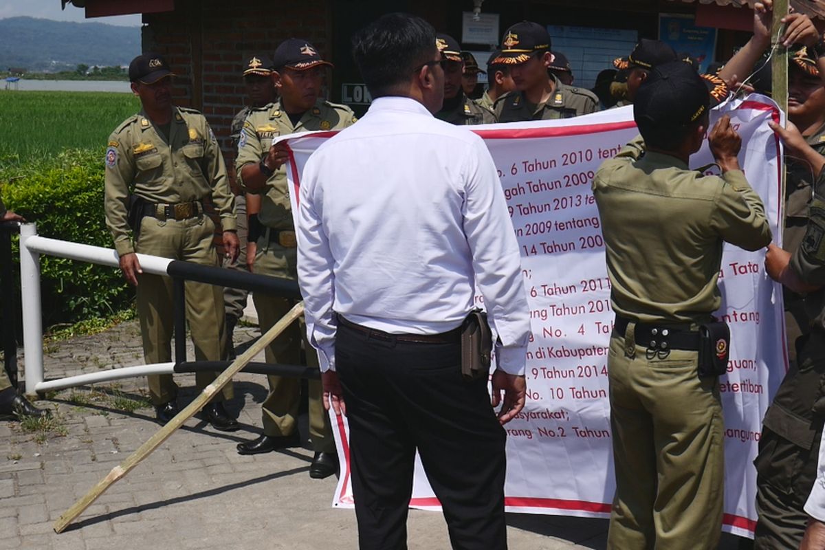 Petugas Dinas Satpol PP dan Pemadam Kebakaran, Senin (16/4/2018) siang melalukan penyegelan terhadap   Kampung Rawa Ambarawa di desa Bejalen, Ambarawa.