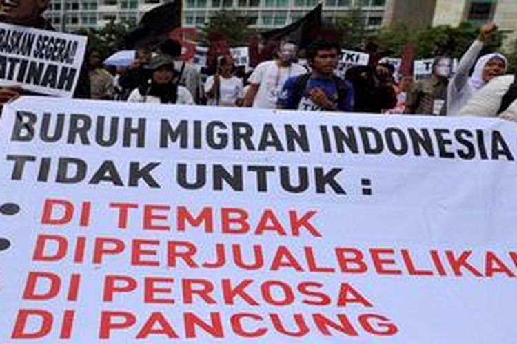 Ilustrasi. Aktivis Migrant Care berunjuk rasa memperingati Hari Buruh Migran Sedunia di Bundaran Hotel Indonesia, Jakarta, Selasa (18/12/2012). 