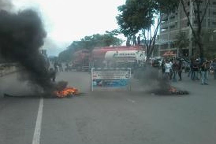 Ratusan mahasiswa menyandra mobil tangki dan memblokade jalan depan gedung DPRD Makassar Jl AP Pettarani, Senin (6/4/2015) siang.