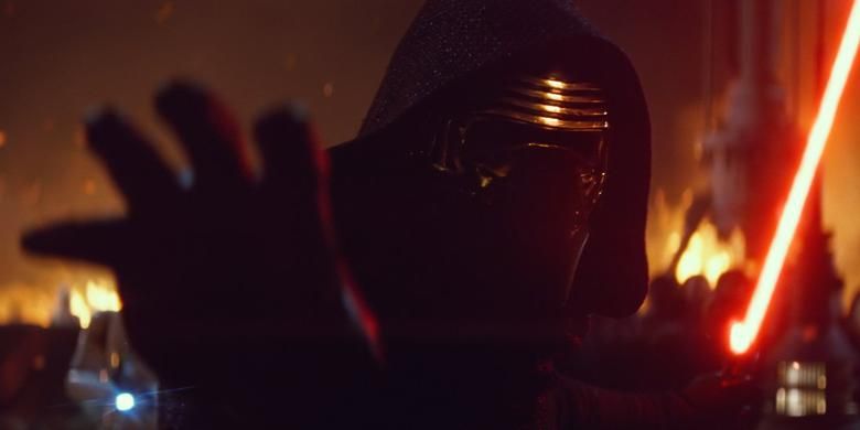 Adam Driver beraksi sebagai Kylo Ren dalam Star Wars: The Force Awakens (2015) 