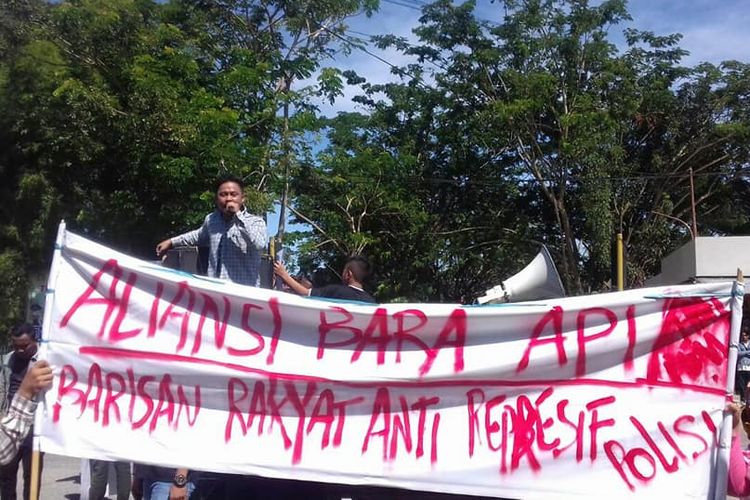 Sejumlah anggota masyarakat melakukan unjuk rasa di Mapolres Pohuwato untuk meminta penghentian kekerasan terhadap warga oleh oknum polisi.