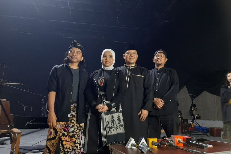 Sutradara Film Buya Hamka dan Siti Raham, Fajar Bustomi (kanan) dengan jajaran pengisi OST film Buya Hamka dan Siti Raham usai konferensi pers di Karnos Film, Depok, Jawa Barat, Kamis (16/11/2023)