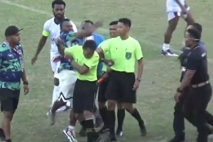 Laga Soekarno Cup di Bangkalan Ricuh, Official Tim Banteng Papua Tengah Pukul Wasit