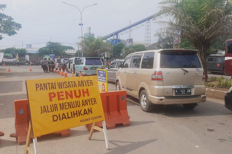 Polisi Tutup Jalan Menuju Pantai Anyer