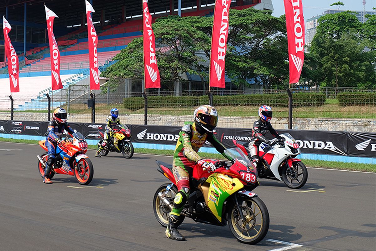 Para pebalap bersiap memacu motornya di garis start pada gelaran ICE Day 2019 di Sirkuit Sentul, Bogor.