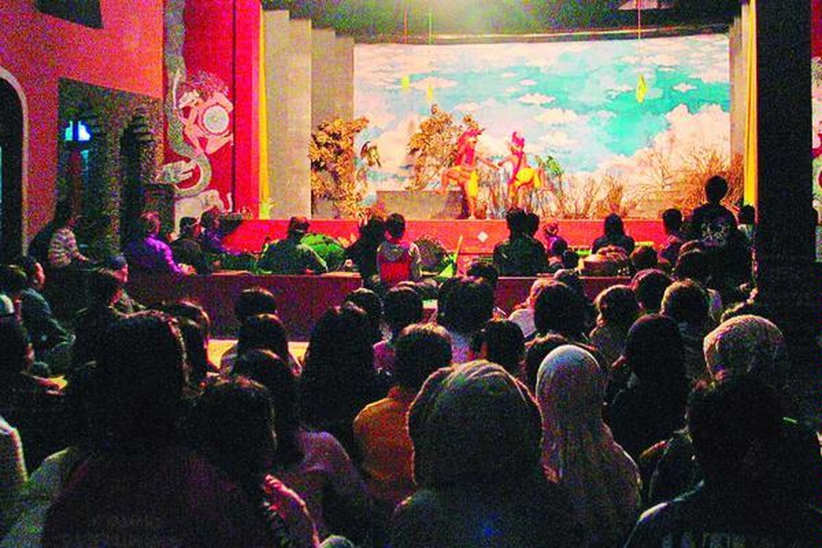 Masyara kat di Dusun Tutup Ngisor di kawasan Gunung Merapi, Magelang, sedang menonton wayang bocah, Minggu (17/8) malam. Seni tradisional tetap digemari untuk memperingati kemerdekaan.