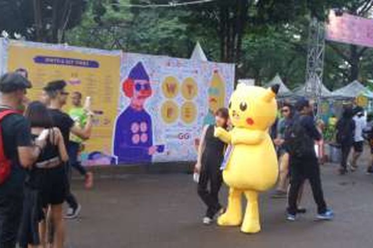 Kostum Pikachu yang mencuri perhatian di We The Fet 2016 di Parkir Timur Senayan, Jakarta Selatan, Minggu (14/8/2016).
