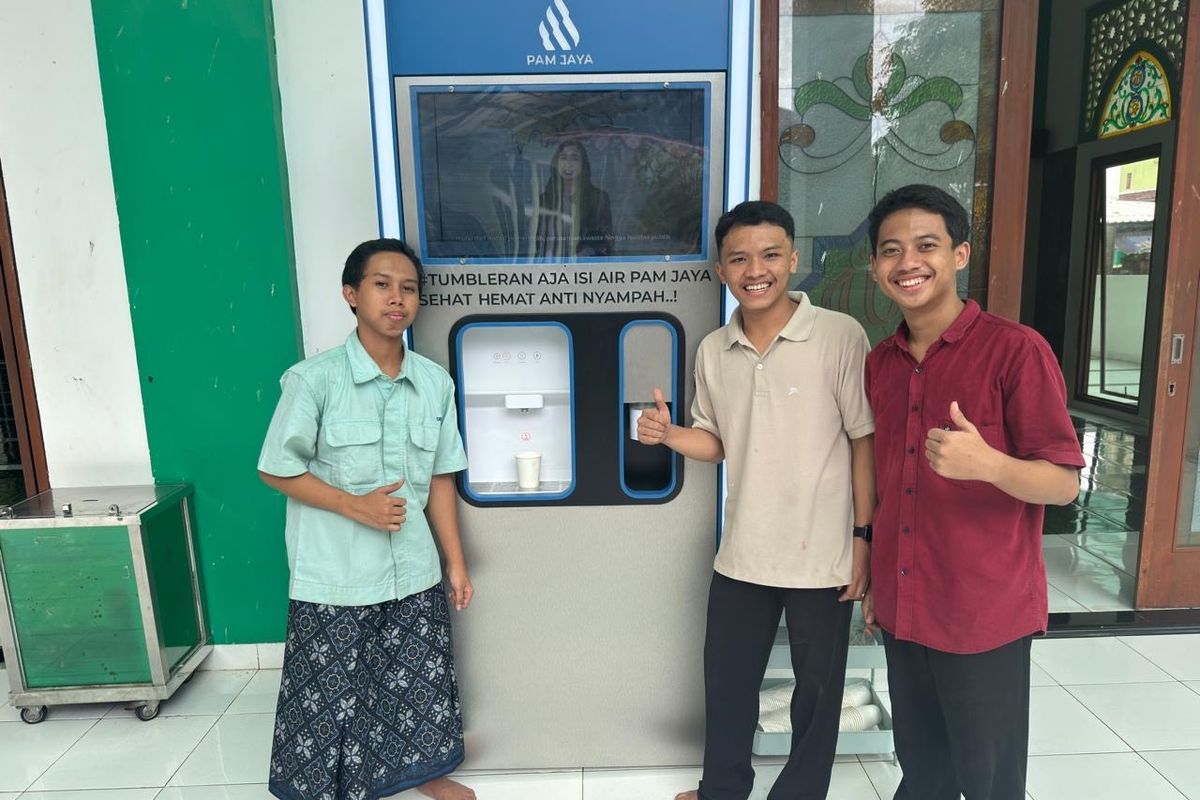 Perusahaan Air Minum Daerah (PAM) JAYA menyerahkan bantuan 100 unit water purifier ke berbagai fasilitas umum dan sosial, seperti rumah ibadah, puskesmas dan sekolah.
