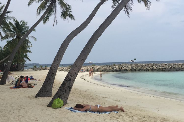 Bikini Beach di Pulau Maafushi, Maldives, bisa diintip dari pinggir jalan. Pantai khusus ini dipagari dengan pelepah pohon kelapa yang disusun rapat, setinggi sekitar 1,5 meter.