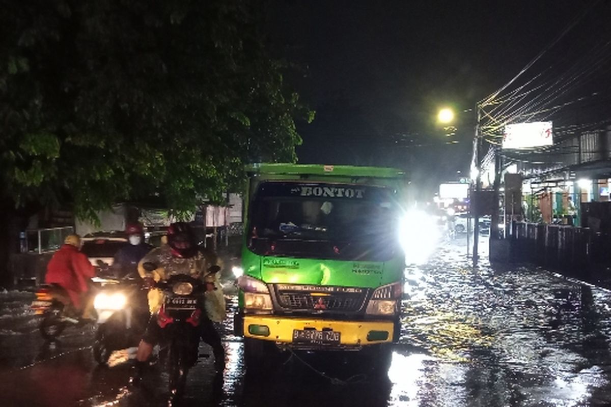 Trik colt diesel bermuatan es balok mogok sekitar lima jam saat berusaha menerobos banjir yang terjadi di penurunan pertigaan Jalan Aria Putra, Ciputat, Tangerang Selatan, Kamis (6/10/2022).