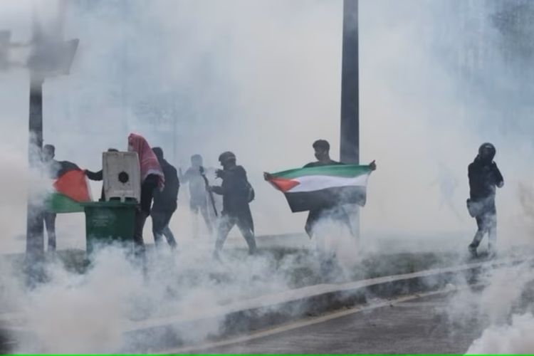 Pasukan Israel menembakkan gas air mata ke arah demonstran Palestina (foto: ilustrasi). 