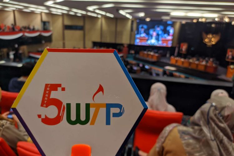 Atribut perayaan WTP lima kali berturut-turut yang disiapkan oleh ASN DKI Jakarta di ruang rapat Paripurna DRPD DKI Jakarta, Selasa (35/2022).