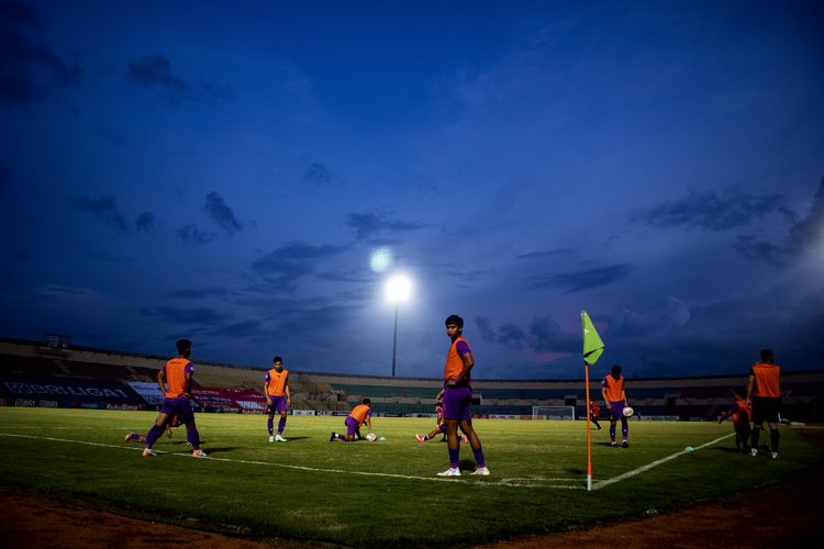 Pemain Persik Kediri melakukan pemanasan di jeda babak pertama pertandingan pekan 17 Liga 1 2021-2022 melawan Persib Bandung yang berakhir dengan skor 0-1 di Stadion Sultan Agung Bantul, Minggu (12/12/2021) sore.