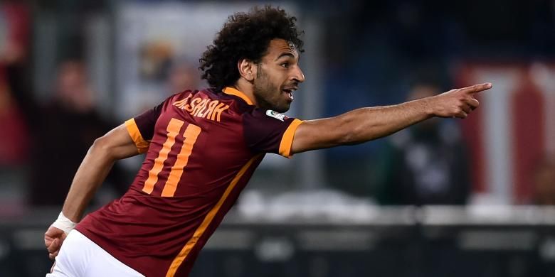 Gelandang AS Roma asal Mesir, Mohamed Salah, melakukan selebrasi setelah mencetak gol ke gawang Bologna pada pertandingan Serie A di Olimpico, Senin (11/4/2016).