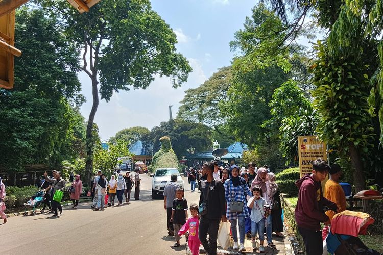 Pantauan suasana Taman Margasatwa Ragunan pagi ini hari ketiga libur Lebaran, Senin (24/4/2023).