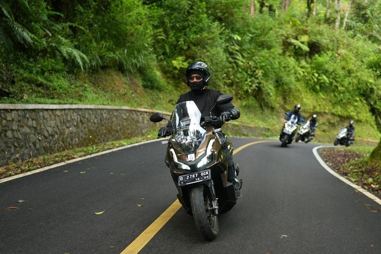 Tips Aman Berkendara Skutik Lewati Turunan dan Jalan Berkelok