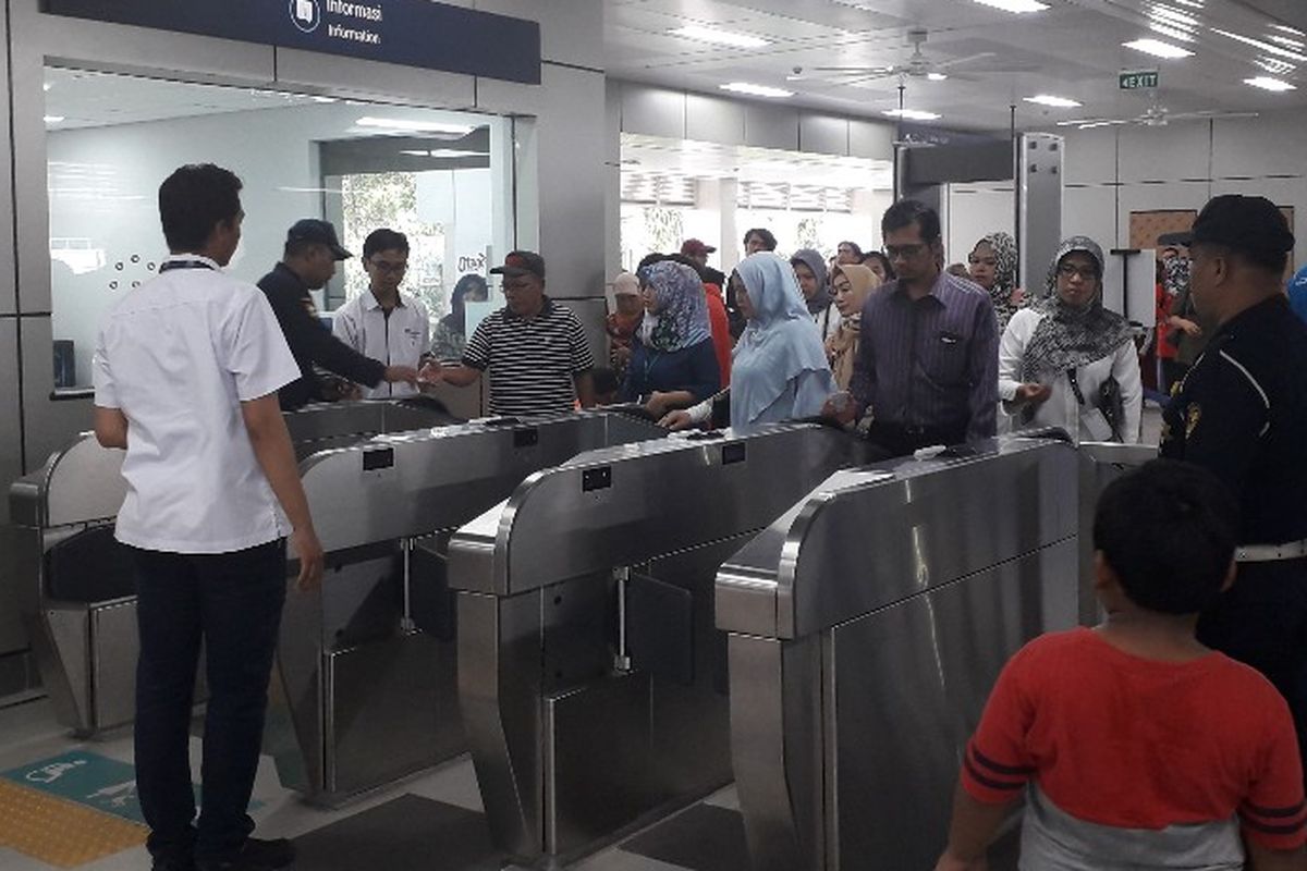 Penumpang memasuki Stasiun MRT Lebak Bulus, Jakarta Selatan, Selasa (2/4/2019).