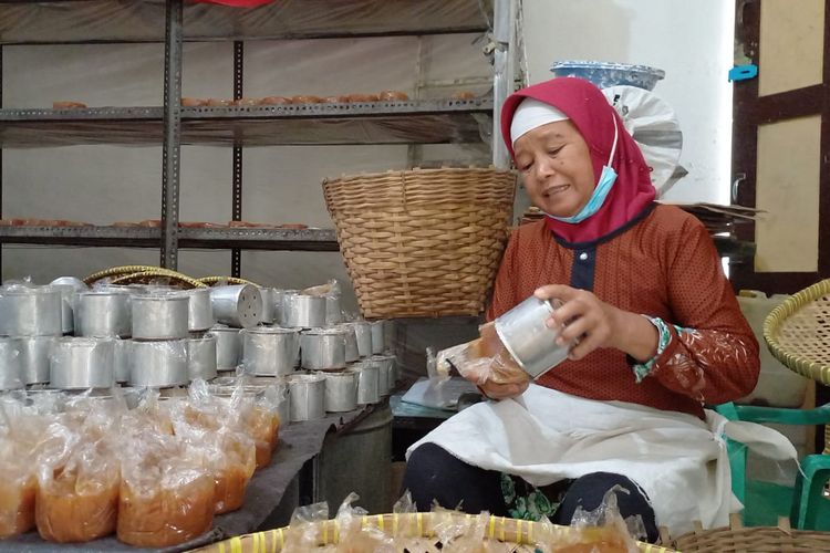 Usaha pembuatan kue keranjang di Jalan Tegalpanggung, Kota Yogyakarta, yang kembali menggeliat jelang Imlek.