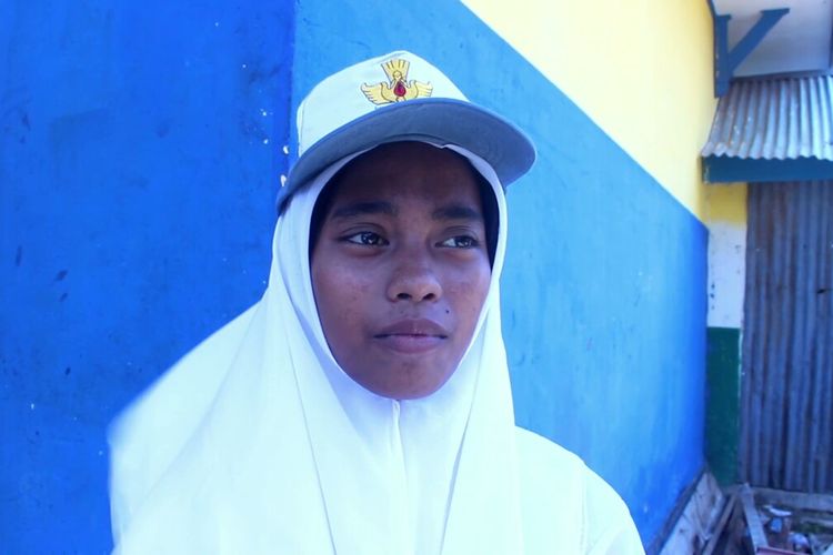 Leni (15), seorang anak yatim piatu di Kabupaten Wakatobi, Sulawesi Tenggara, rela berjalan kaki ke sekolahnya sejauh 14 kilometer.
