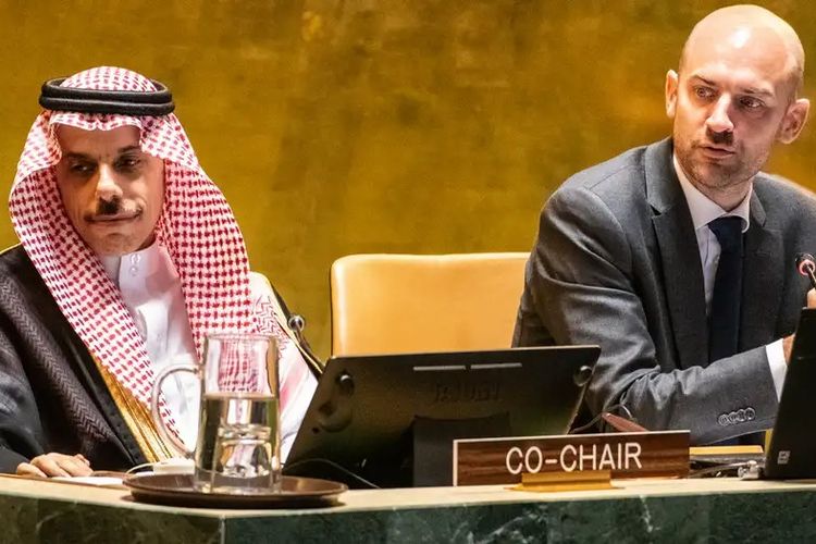 Menteri Luar Negeri Arab Saudi Faisal bin Farhan al-Saud (kiri) dalam Konferensi Solusi Dua Negara bagi Palestina di New York, Amerika Serkat, 29 Juli 2025.
