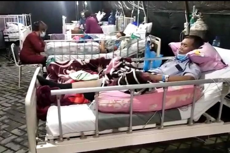 RSU Hermina di Medan, Sumatera Utara mulai merawat pasien Covid-19 di tenda darurat.