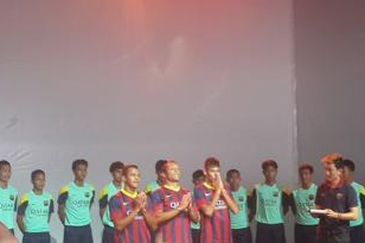 Tiga penggawa Barcelona dalam sela-sela acara House of Deadly Tournament di Siam Center, Bangkok, Thailand, Selasa (6/8/2013). Dari kiri ke kanan: Alexis Sanchez, Adriano, Neymar da Silva. 