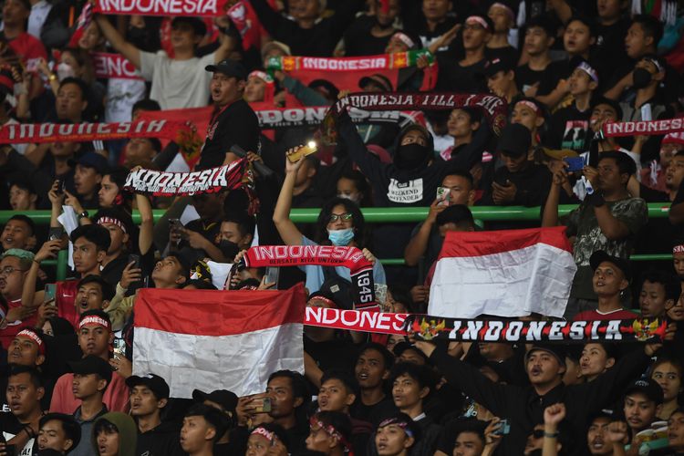 Suporter timnas U19 Indonesia meneriakkan yel-yel saat laga melawan Myanmar dalam laga penyisihan grup Piala AFF U19 di Stadion Patriot Candrabhaga, Bekasi, Jawa Barat, Minggu (10/7/2022). ANTARA FOTO/Akbar Nugroho Gumay/hp.