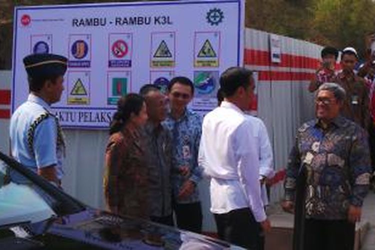 Gubernur DKI Jakarta Basuki Tjahaja Purnama menyambut Presiden RI Joko Widodo berserta pejabat pemerintahan lain di groundbreaking LRT di Jakarta Timur. Rabu (9/9/2015)
