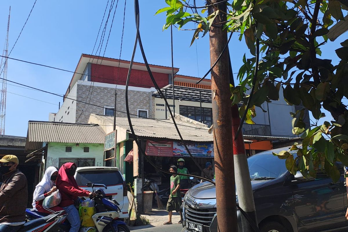 Kabel putus di Jalan Joglo Raya, Kembangan, Jakarta Barat, Selasa (12/9/2023). 