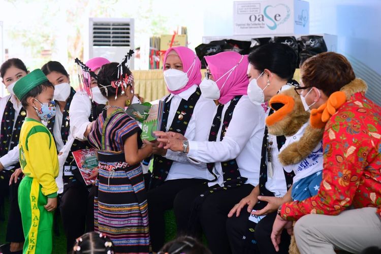 Foto : Ibu Iriana Joko Widodo bersama para anggota Organisasi Aksi Solidaritas Era Kabinet Indonesia Maju (OASE KIM) menyapa para pelajar taman kanak-kanak (TK) yang berkumpul di halaman Kantor Bupati Manggarai Barat, pada Rabu (28/9/2022).