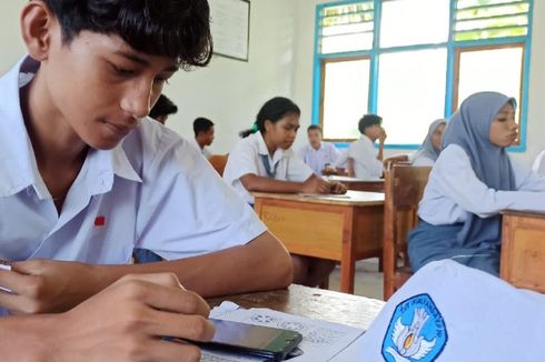 Cerita Ujian Sekolah Berbasis Android di Pedalaman Flores Timur, Kepsek Terpaksa Pinjam Tablet