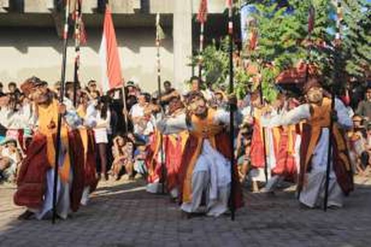 Tari Baris Jangkang yang ditarikan oleh warga di Nusa Penida beberapa waktu lalu akan dipentaskan pada pembukaan Nusa Penida Festival, 7 Oktober 2016.