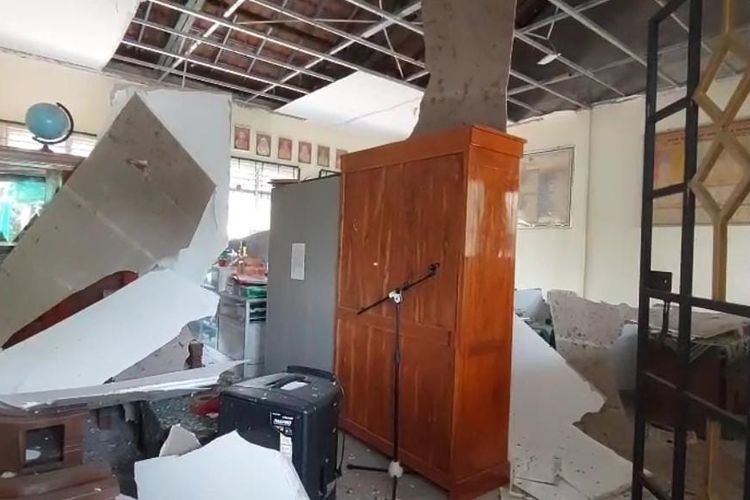 Sempat Ambrol dan Lukai 2 Guru, Plafon Ruangan SDN 2 Cepoko Sragen Dibongkar