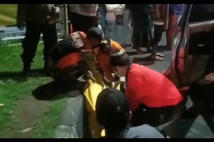 Petugas gabungan saat mengevekuasi jenazah korban di depan Kantor Samsat Kenjeran