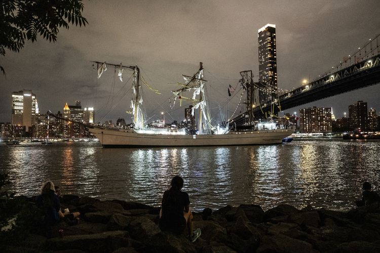 Tiang kapal Cuauhtemoc milik Angkatan Laut (AL) Meksiko patah setelah menabrak jembatan Brooklyn di New York, Amerika Serikat, Sabtu (17/5/2025) malam waktu setempat. Insiden ini membuat 22 orang di kapal luka-luka, tiga di antaranya kritis.