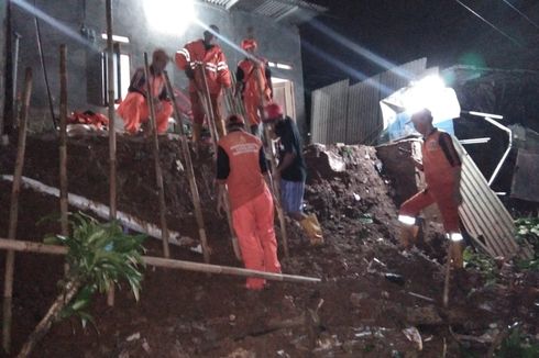 Hujan Deras, Tanah di Depan Rumah Warga Lenteng Agung Longsor