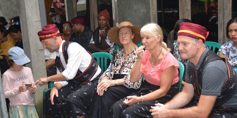 Turis mancanegara sedang mengikuti Pesta Reba Ngada di Kampung Langa, Kecamatan Bajawa,Kab. Ngada, Flores, NTT, Selasa (15/1/2019). 