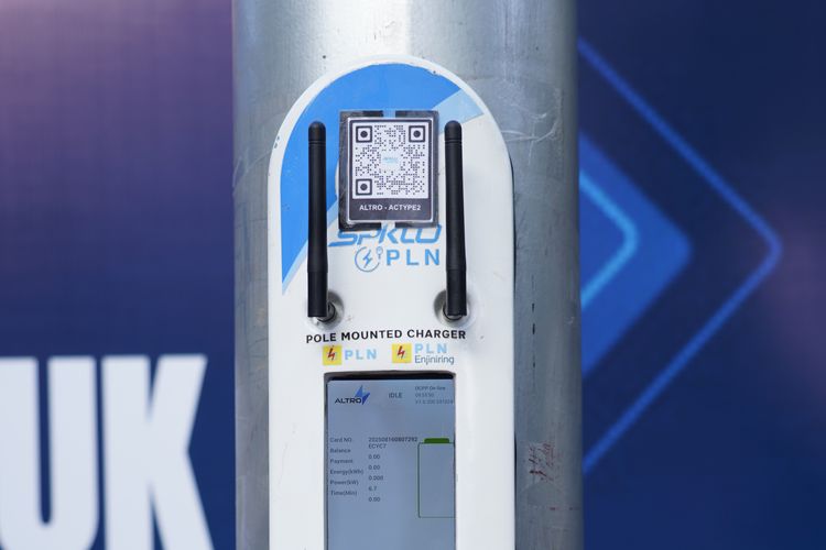SPKLU Tiang Listrik - tipe pole mounted charger