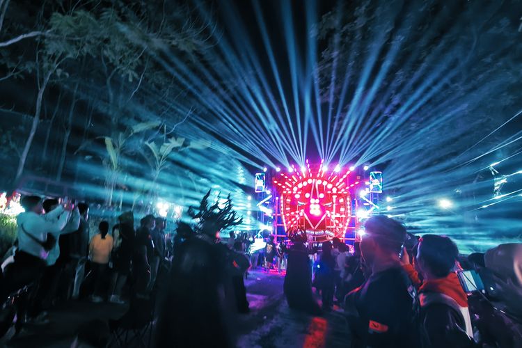 Suasana karnaval yang terselenggara setiap dua tahunan All in Gampingan menggunakan sound horeg yang berlangsung di Pagak, Kabupaten Malang, Jawa Timur, Sabtu (11/10/2025) malam.